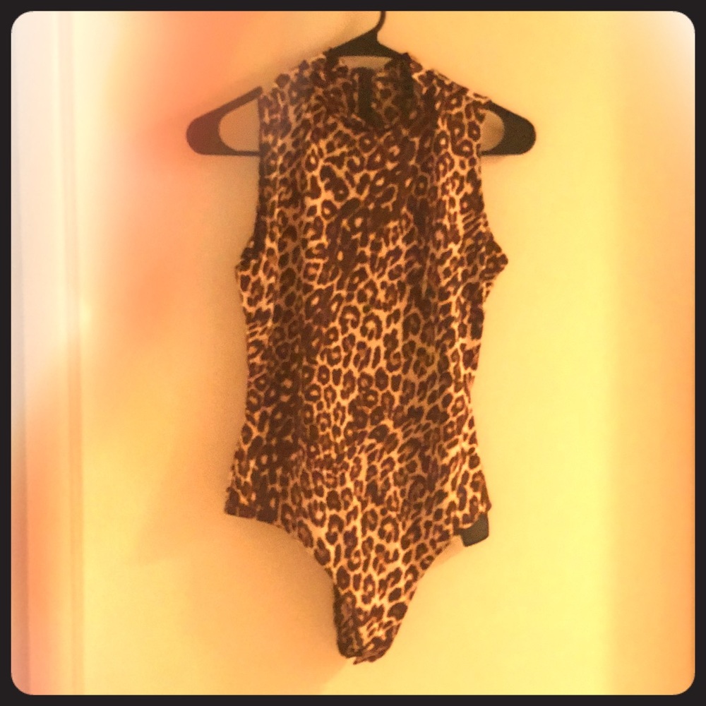 Guess leopard print body suit 🖤